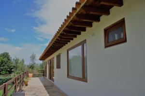 a house with two windows and a balcony at Las Marías ApartaSuites in Villa de Leyva