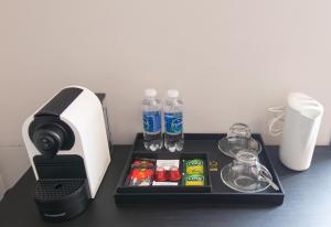 einen Schreibtisch mit Kaffeemaschine und Wasserflaschen in der Unterkunft 22Land Residence Hotel & Spa 52 Ngo Huyen in Hanoi