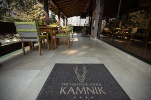 un tapete en el suelo de un restaurante con mesa y sillas en The Hunter's Lodge Kamnik en Skopie
