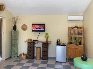 Habitación con nevera y TV en la pared. en Casa BreMar - Only adults, en Celestún