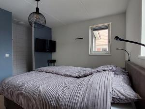 Postel nebo postele na pokoji v ubytování Tasteful holiday home in Scherpenisse with garden