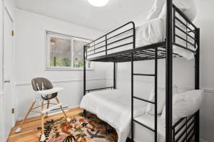 sypialnia z 2 łóżkami piętrowymi i krzesłem w obiekcie 204 High Pkwy - Golden w mieście Golden