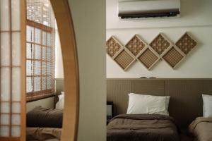 En eller flere senger på et rom på 錦小路平屋包棟民宿 Nishikikoji inn Bungalow BnB -寵物友善-國旅卡-T aiwan Lucky Land vouchers -Nintendo Switch- NETFLIX- 一軒家貸切