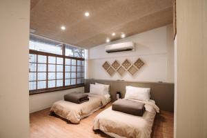 En eller flere senger på et rom på 錦小路平屋包棟民宿 Nishikikoji inn Bungalow BnB -寵物友善-國旅卡-T aiwan Lucky Land vouchers -Nintendo Switch- NETFLIX- 一軒家貸切