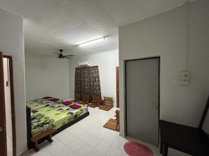En eller flere senger på et rom på Muhibbah Homestay