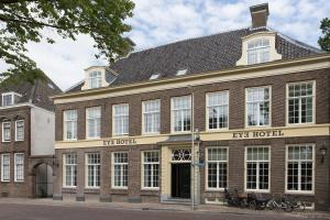 um grande edifício de tijolos com um hotel de estrelas em Eye Hotel em Utrecht