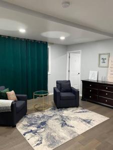 Χώρος καθιστικού στο Modern 3Bed 2Bath Ranch with DIY Art Porch 3TVs and Huge Front Yard to Enjoy!