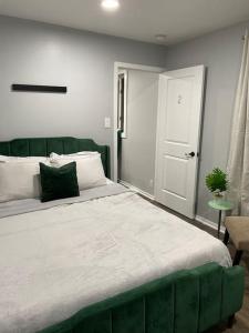 Ένα ή περισσότερα κρεβάτια σε δωμάτιο στο Modern 3Bed 2Bath Ranch with DIY Art Porch 3TVs and Huge Front Yard to Enjoy!