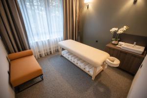 una habitación de hospital con banco y lavabo en The Hunter's Lodge Kamnik en Skopie