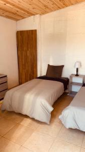 um quarto com uma cama grande num quarto em Windy's Guest House em Aljezur