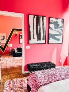um quarto com uma parede rosa e um espelho em Dolly's Glam Getaway - Glittering Gem Near Broadway em Nashville