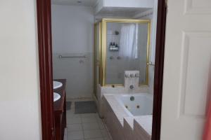 努瓜婁發的住宿－'Ataongo Residence，带浴缸、水槽和浴缸的浴室