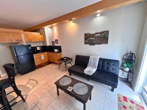 Kuchyň nebo kuchyňský kout v ubytování Elegant Condo - European Charm