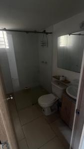 y baño con aseo y lavamanos. en Hermoso Apartamento en exclusiva zona ibague Calambeo, en Ibagué