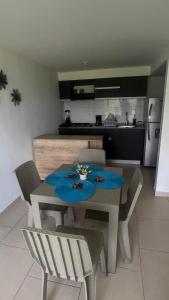 cocina con mesa y sillas y cocina con cocina en Hermoso Apartamento en exclusiva zona ibague Calambeo en Ibagué