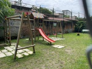 einen Spielplatz mit einer roten Rutsche im Hof in der Unterkunft Hermoso Apartamento en exclusiva zona ibague Calambeo in Ibagué