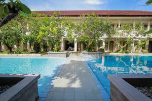 een zwembad voor een gebouw bij Billiton Hotel in Tanjungpandan