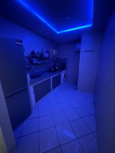 een keuken met een blauw licht in een kamer bij اقامة طريق الخير in Agadir