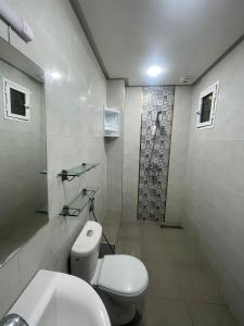 een badkamer met een wit toilet en een douche bij اقامة طريق الخير in Agadir