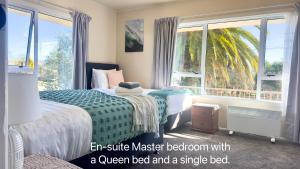 1 dormitorio principal con 1 cama grande y 1 cama individual en Steam Land Stay, en Rotorua