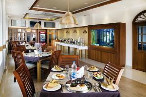 Restoran ili drugo mesto za obedovanje u objektu Sea View Resort-& Spa Cherai