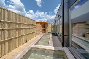 uitzicht op de binnenplaats van een huis bij Wat Hotel & Spa Hida Takayama in Takayama