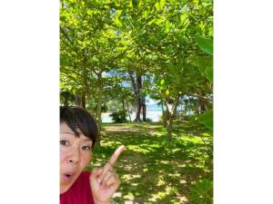 um rapaz a dar um sinal de paz com o seu dedo indicador em Keisaji CAMP SITE - Vacation STAY 90068v em Ijinabaru