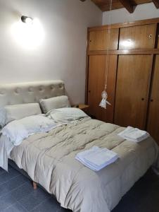 een slaapkamer met een bed met twee handdoeken erop bij Casa Plantamura Vacaciones con Familia in La Cieneguita