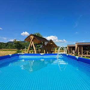 einen großen blauen Pool mit Pavillon in der Unterkunft REST 360 in Scheschory