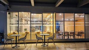 Restaurace v ubytování Amazing view Apartment at Kemayoran JIEXPO -Min Stay 3 nights-