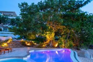 einen Pool mit einem Baum und einem Picknicktisch in der Unterkunft Ampersand Resort in Bophut 