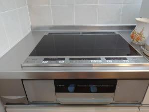 a stove top oven sitting on top of a kitchen counter at 眺めのいい一軒家 in Tokyo