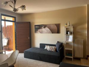 een woonkamer met een blauwe bank en een tafel bij Feli Holiday Home - Panoramic pool lake view in Gardone Riviera in Gardone Riviera +19 foto's