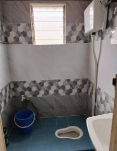 kak yatt homestay serendah في سيرينداه: حمام صغير مع مرحاض ومغسلة