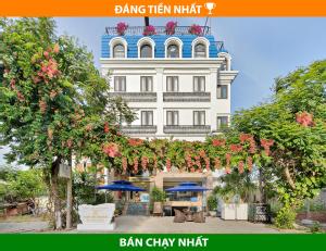 un gran edificio blanco con un ramo de flores. en Ngọc Bích Hotel Da Nang, en Da Nang