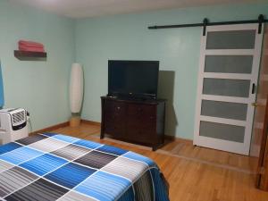 um quarto com uma cama e uma televisão de ecrã plano em Scenic Solitude em Dryfork