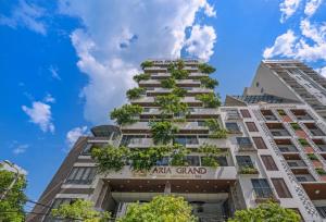 um edifício de apartamentos alto com uma placa que diz "ana grande" em Aria Grand Hotel & Spa em Da Nang