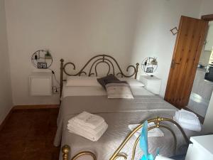 1 dormitorio con 1 cama con 2 toallas en Villa Maddy en Vibonati
