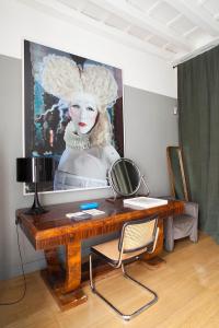 - un bureau avec un miroir et une peinture d'une femme dans l'établissement Ninù Roma centro storico, à Rome