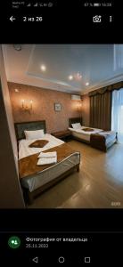 una habitación de hotel con 2 camas en una habitación en Royal_hotel_hostel, en Aktobe