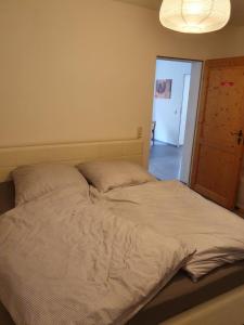 ein großes Bett in einem Schlafzimmer mit einer Lampe in der Unterkunft Ferienwohnung-Pera in Andernach