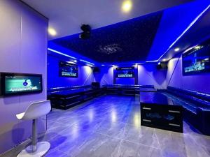 Zimmer mit einer Bowlingbahn mit blauen Lichtern in der Unterkunft Lucky Tito PG Dive Resort in Puerto Galera