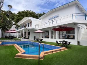 ein Haus mit Pool im Hof in der Unterkunft Lucky Tito PG Dive Resort in Puerto Galera