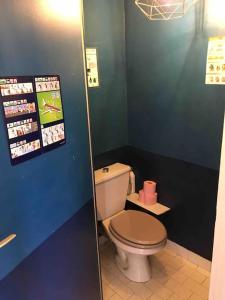 een badkamer met een toilet en een blauwe muur bij FLC - La Plaine-Cr. Julien-Lift-Clim in Marseille