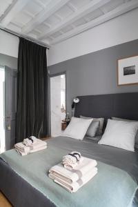 1 dormitorio con 1 cama con toallas en Ninù Roma centro storico en Roma