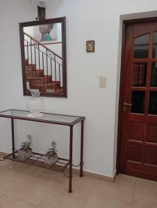 una mesa con un espejo junto a una puerta en Nueva Morada en Córdoba