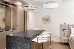 een keuken met een tafel en stoelen in een kamer bij Monaco Premium Suites - NEW in Monte Carlo