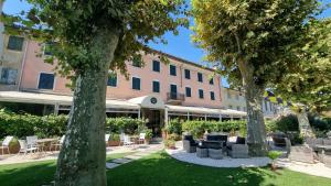 Garður fyrir utan Ristorante Albergo Corona