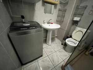 Baño pequeño con aseo y lavamanos en NEW My Lodge - AC, Netflix & Wifi, en Papeete