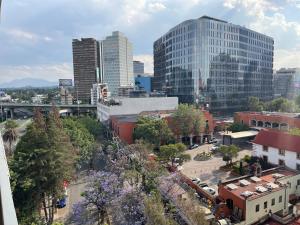 vistas a una ciudad con edificios altos en bnb2night Polanco-Lomas, en Ciudad de México